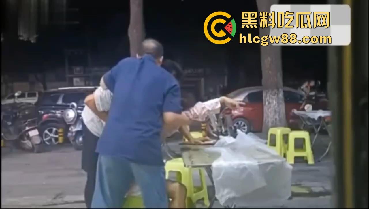 湖北巨乳少妇在大排档酒醉被两大哥摸胸揩油，酒醉的怎么摸都没反应，放开她让我来！  第8张