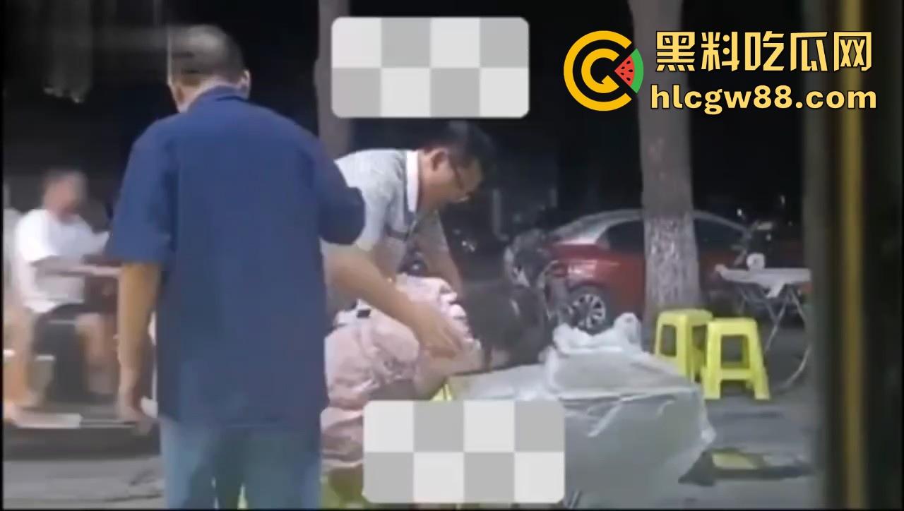 湖北巨乳少妇在大排档酒醉被两大哥摸胸揩油，酒醉的怎么摸都没反应，放开她让我来！  第9张