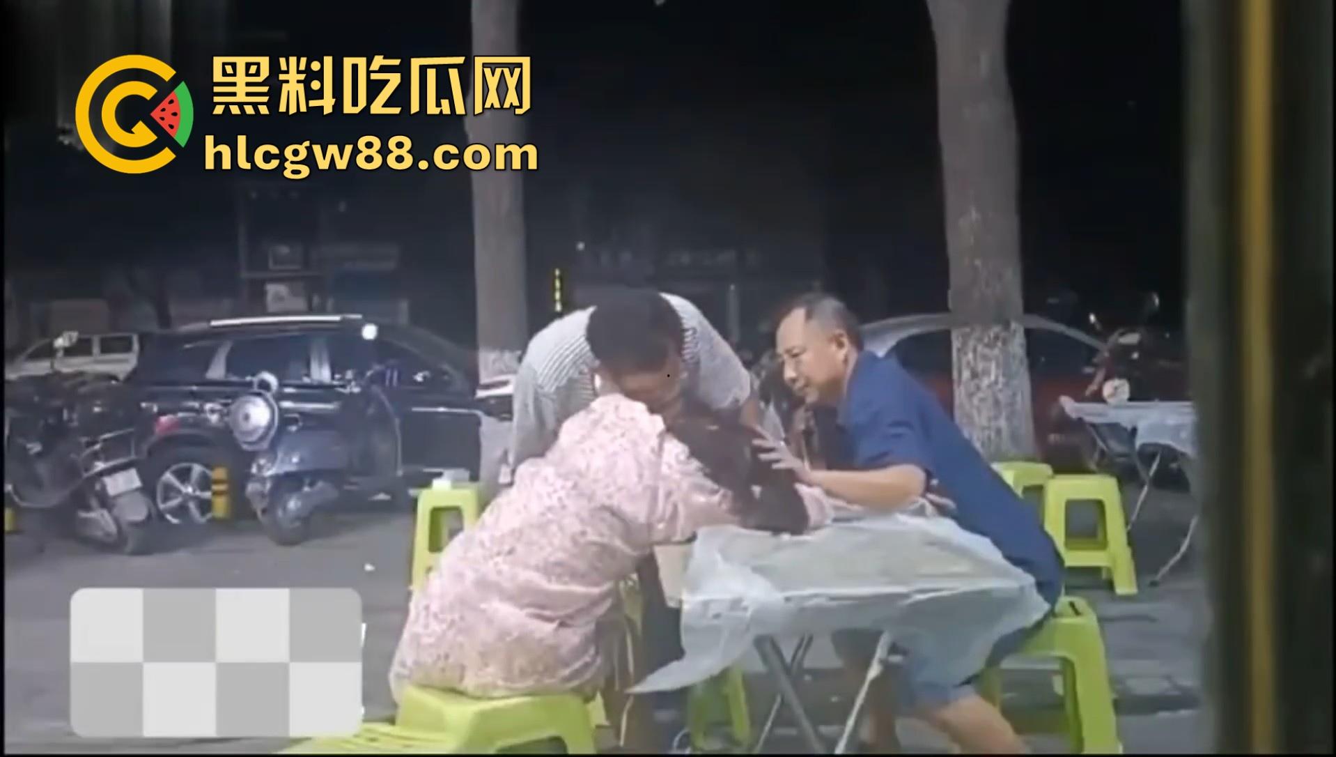 湖北巨乳少妇在大排档酒醉被两大哥摸胸揩油，酒醉的怎么摸都没反应，放开她让我来！  第10张