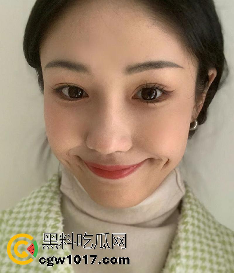 北京海淀职业技术学院【吴琇媮】,20岁高颜值嫩妹女神,一对啵啵摇摇欲坠,捧着杯子接主人尿后喝下,视频被曝光全校! 第1张 北京海淀职业技术学院【吴琇媮】,20岁高颜值嫩妹女神,一对啵啵摇摇欲坠,捧着杯子接主人尿后喝下,视频被曝光全校! 第1张