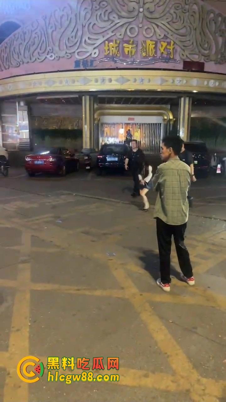 东莞净土不再，城市派对扫黄现场曝光，性感公主们排队上车，莞式传奇又少一处！  第3张