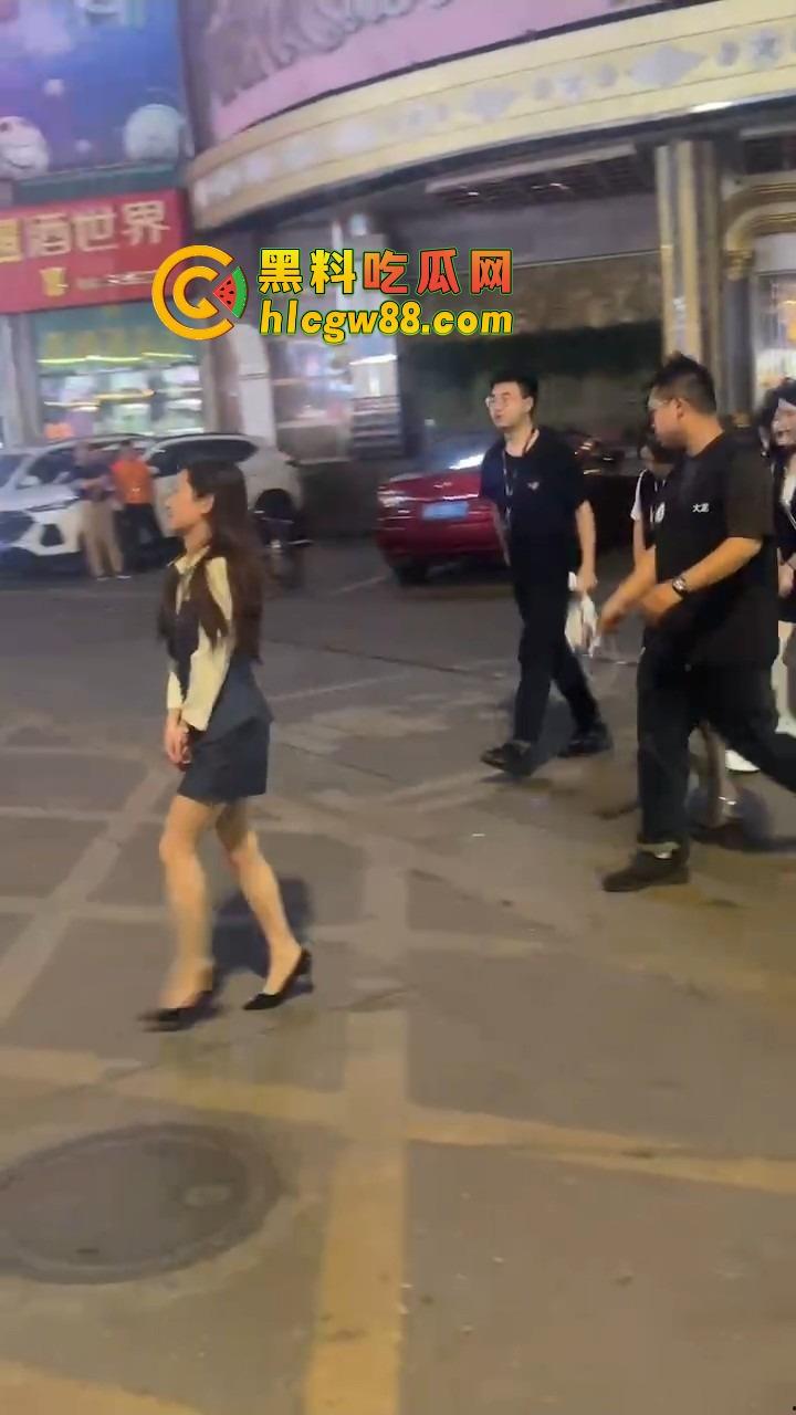 东莞净土不再，城市派对扫黄现场曝光，性感公主们排队上车，莞式传奇又少一处！  第4张