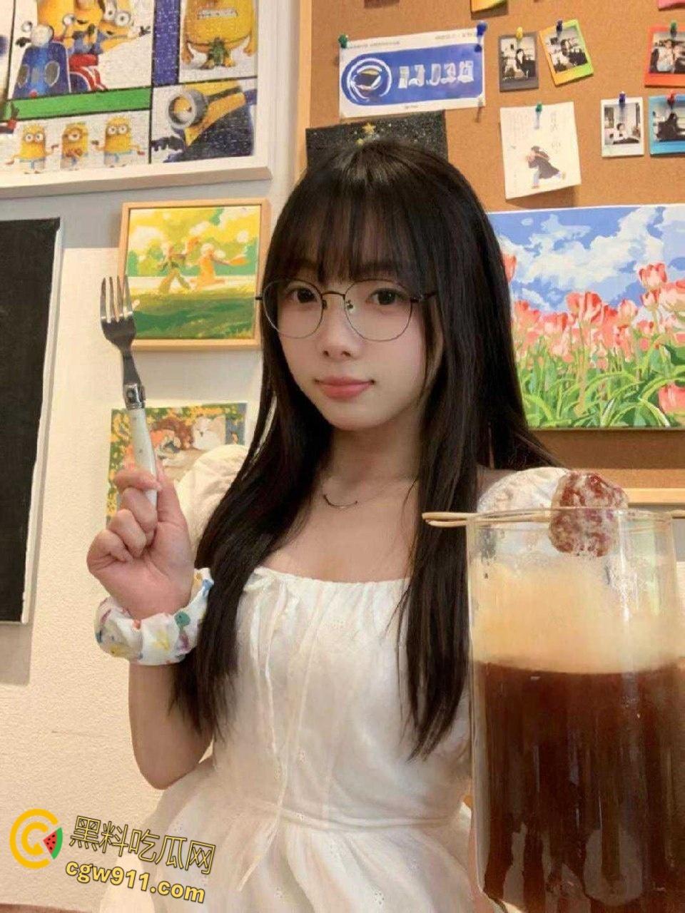 沈阳农业大学研究生【贺芳欣】，被前男友肆意调教无套爆操，玩腻后惨遭抛弃，眼镜妹不仅反差还傻白甜 ！  第3张