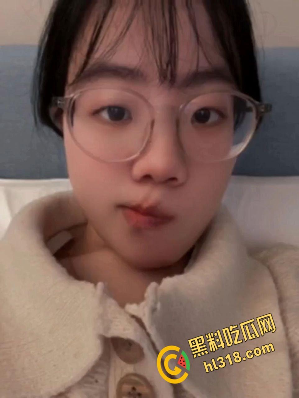 内蒙古师范大学【王诗圆】，刚毕业实习就被主管潜规则，性感开档白丝害羞挡脸，无套抽插内射骚穴！  第3张