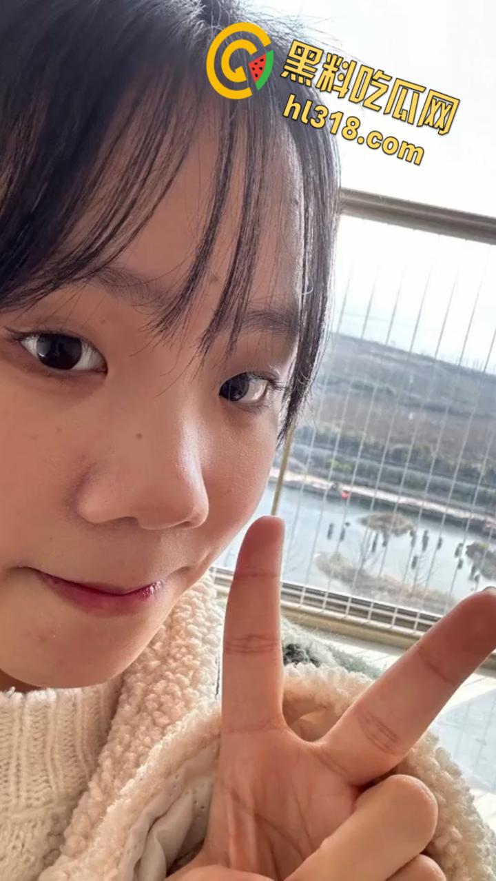 内蒙古师范大学【王诗圆】，刚毕业实习就被主管潜规则，性感开档白丝害羞挡脸，无套抽插内射骚穴！  第5张