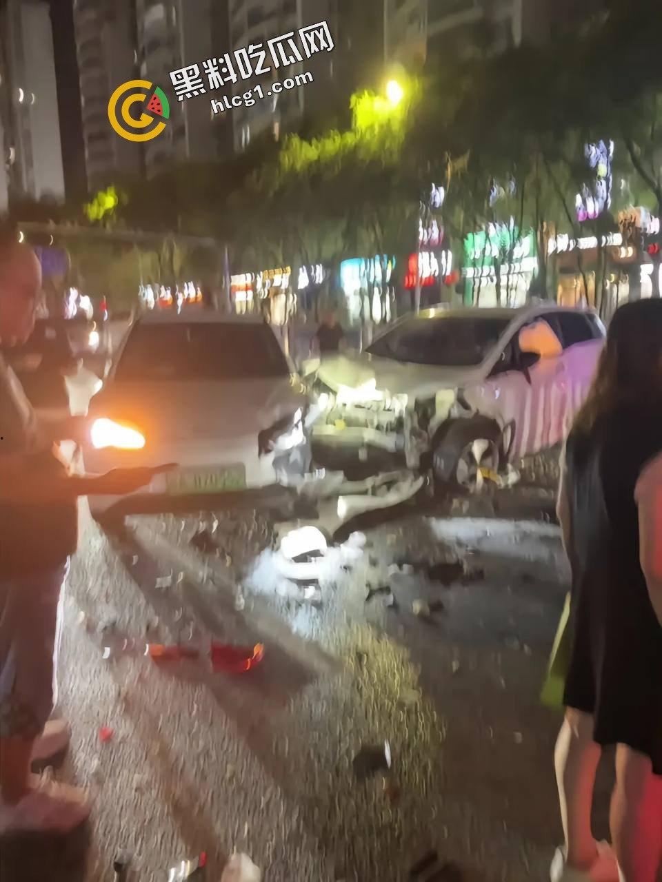 南宁凤翔路 一男子酒驾一路撞 追尾前方车辆 疑似撞倒一名女子 现场视频直达  第1张