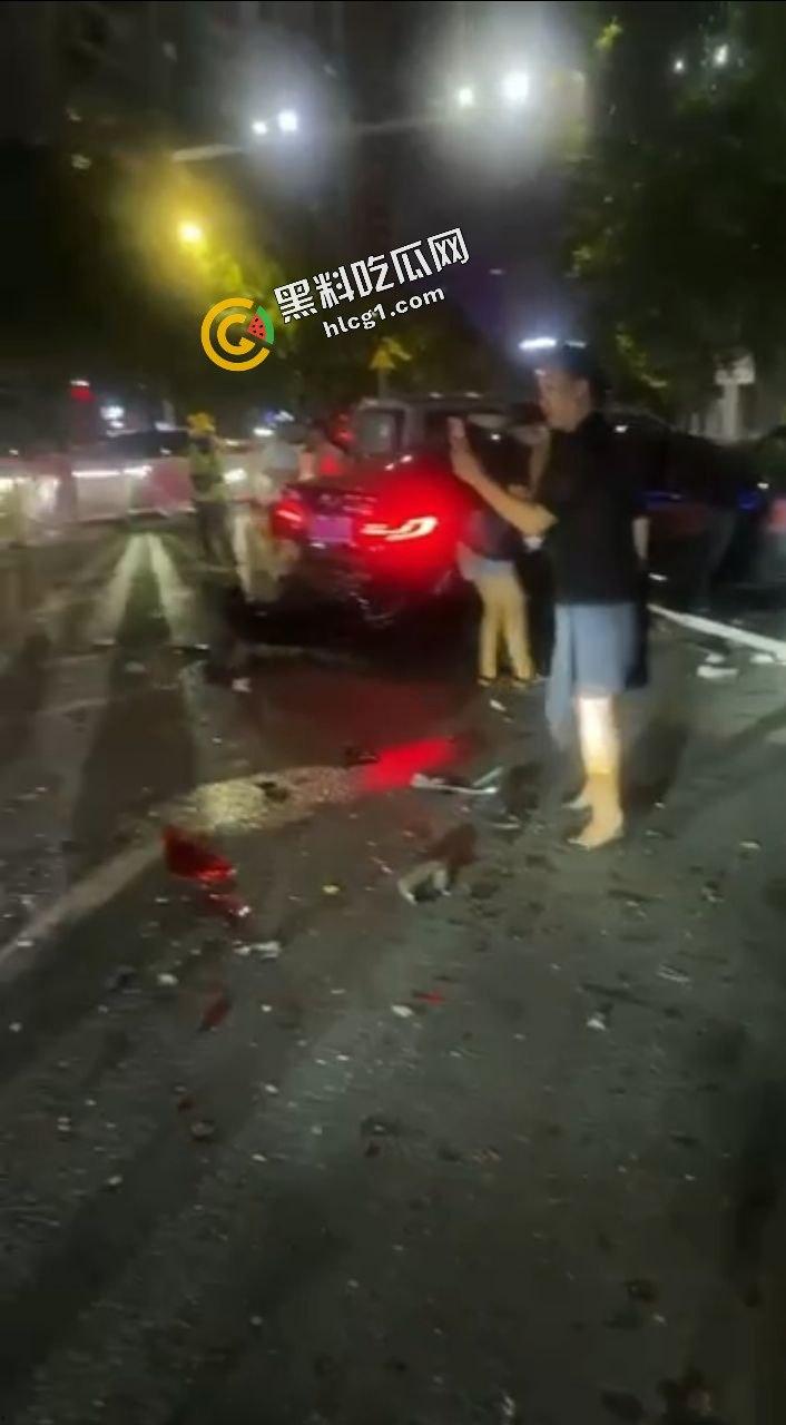 南宁凤翔路 一男子酒驾一路撞 追尾前方车辆 疑似撞倒一名女子 现场视频直达  第2张