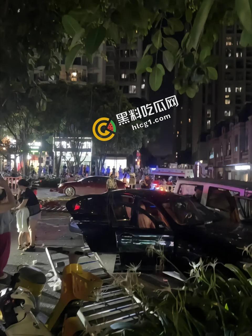 南宁凤翔路 一男子酒驾一路撞 追尾前方车辆 疑似撞倒一名女子 现场视频直达  第3张