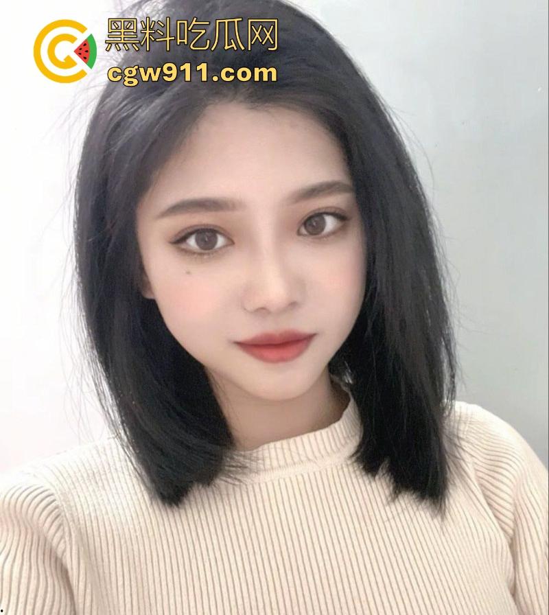 潮汕极品人妻【李雅晴】网聊约炮，勾引炮友裸聊自慰，纤手揉奶乳交假屌，道具狂插骚穴淫水喷溅，骚的一批！  第2张