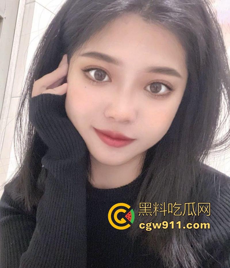 潮汕极品人妻【李雅晴】网聊约炮，勾引炮友裸聊自慰，纤手揉奶乳交假屌，道具狂插骚穴淫水喷溅，骚的一批！  第3张