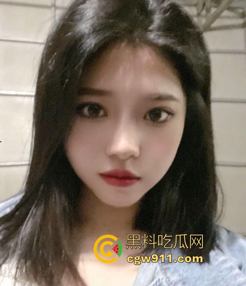 潮汕极品人妻【李雅晴】网聊约炮，勾引炮友裸聊自慰，纤手揉奶乳交假屌，道具狂插骚穴淫水喷溅，骚的一批！  第4张