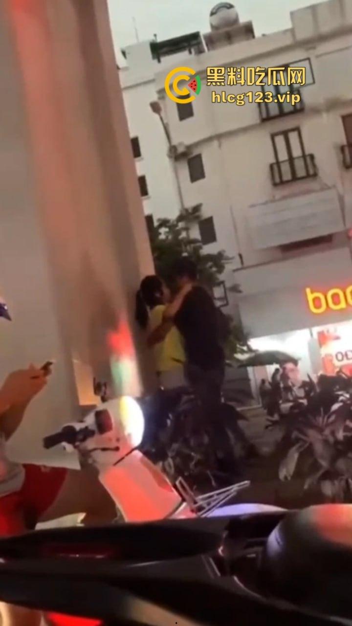 太过分了！一男子在人来人往的天桥下哄骗少女扒人家裤子后入！  第2张