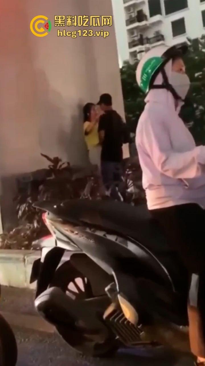 太过分了！一男子在人来人往的天桥下哄骗少女扒人家裤子后入！  第3张