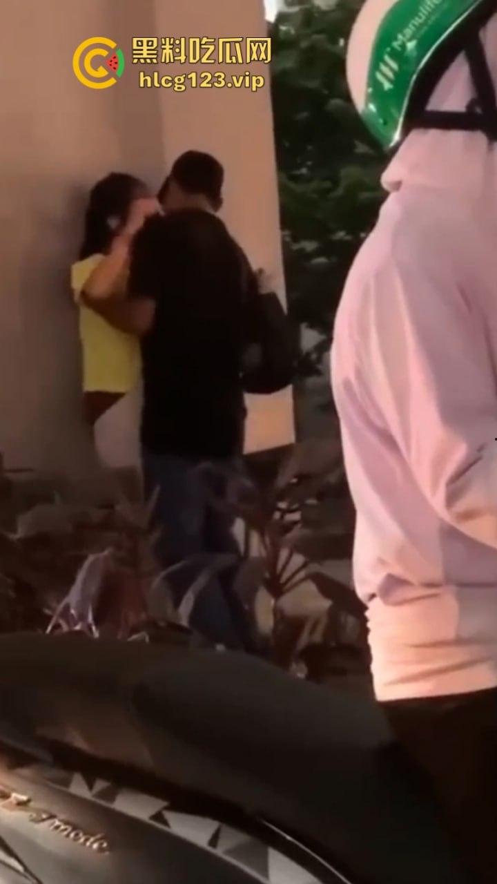 太过分了！一男子在人来人往的天桥下哄骗少女扒人家裤子后入！  第4张