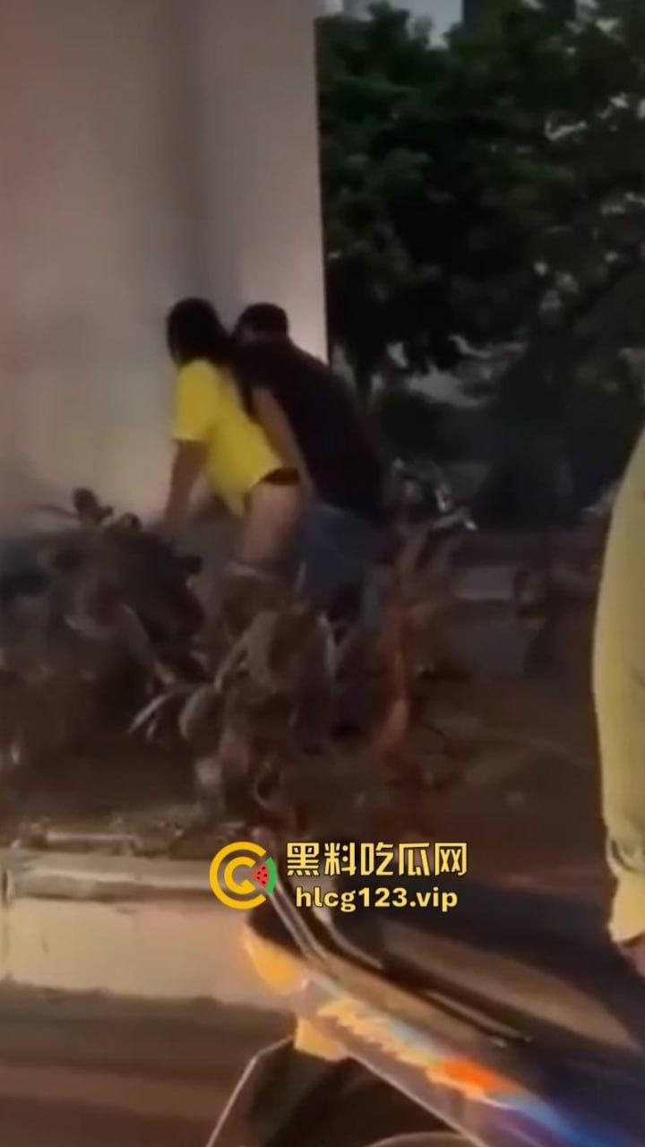 太过分了！一男子在人来人往的天桥下哄骗少女扒人家裤子后入！  第7张