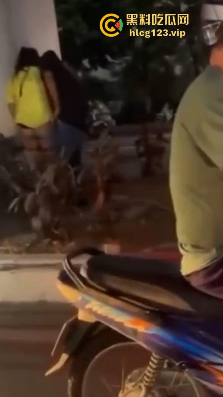 太过分了！一男子在人来人往的天桥下哄骗少女扒人家裤子后入！  第8张