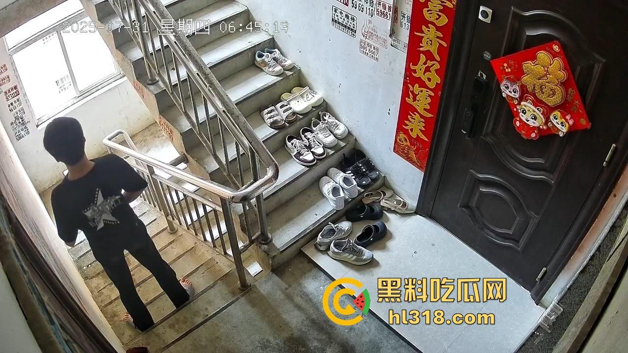 河南信阳人才聚集地吗？精神小伙居在别人家门前撸了一发 ？期间还尝了两口，还自产自销是吧！  第5张