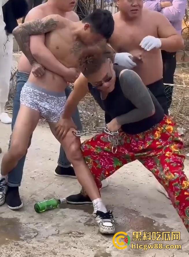 辽宁营口大石桥对棚艺人梦魇，吃瓜见证铁丝穿嘴竹筒之舞，诡异美感看着就疼！  第1张