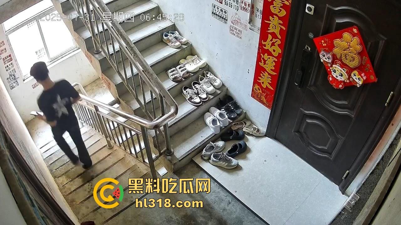 河南信阳人才聚集地吗？精神小伙居在别人家门前撸了一发 ？期间还尝了两口，还自产自销是吧！  第7张