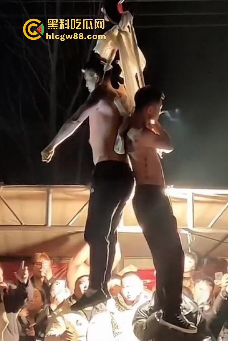 辽宁营口大石桥对棚艺人梦魇，吃瓜见证铁丝穿嘴竹筒之舞，诡异美感看着就疼！  第5张