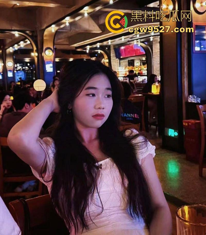 广西科技大学【杨惠麟】跟男友裸聊自慰视频流出，大胆展示极品大奶，揉胸挑逗，画面极其诱人！  第3张