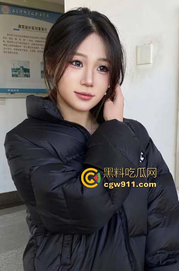 湖北建筑职业艺术学院【刘雯玮】撩起露粉嫩白虎逼，跪地求饶体育生用大鸡巴操爆的骚穴，不雅视频曝光！  第1张