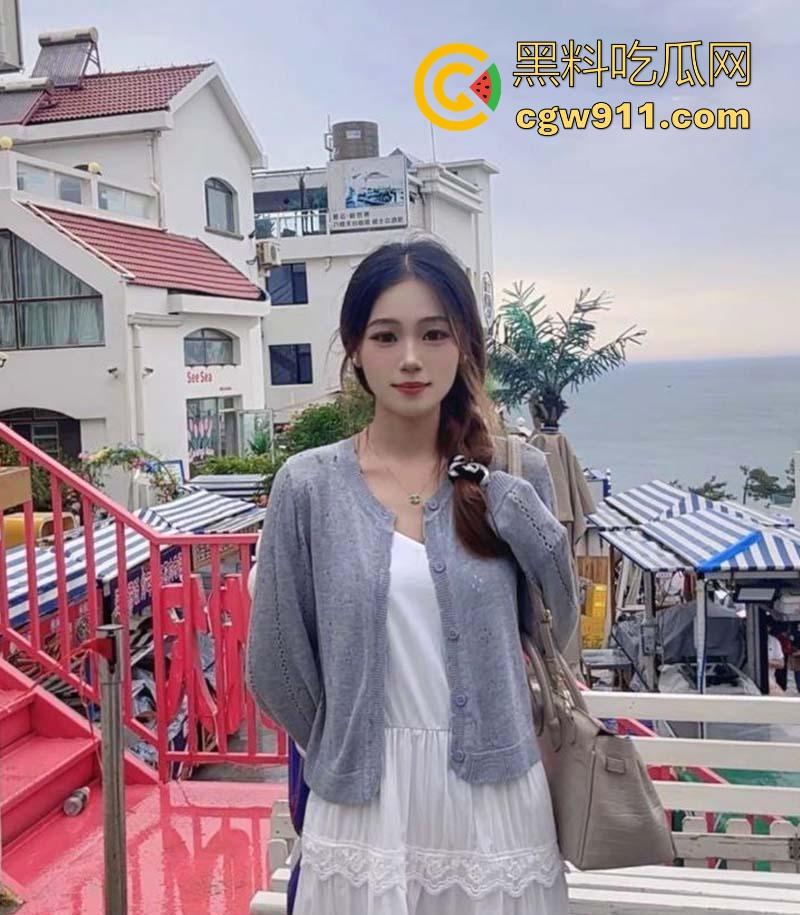 湖北建筑职业艺术学院【刘雯玮】撩起露粉嫩白虎逼，跪地求饶体育生用大鸡巴操爆的骚穴，不雅视频曝光！  第2张