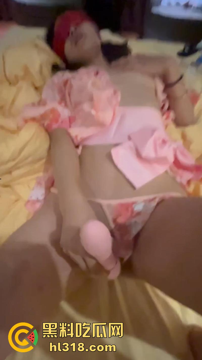 大神分享极品骚母狗，扬州骚妹背着男友，被金主包养调教深喉骑乘，身上写满淫语肆意玩弄。  第5张