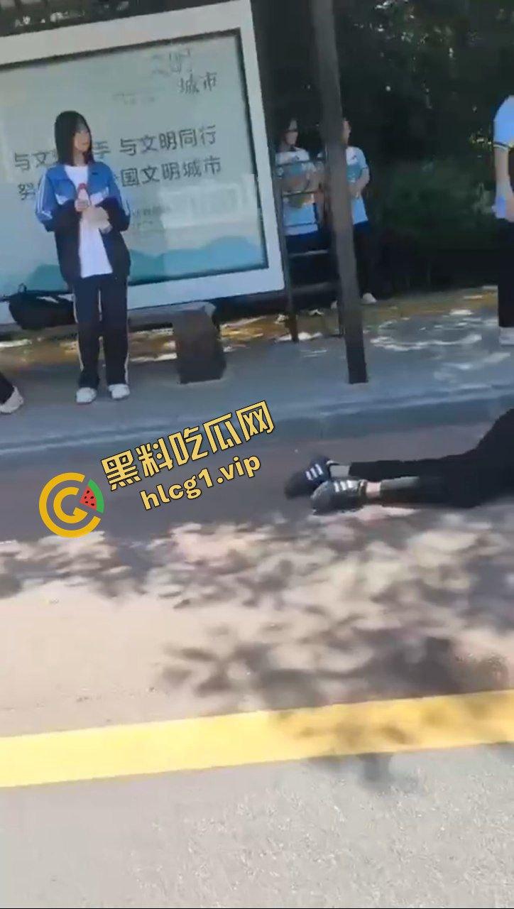 甘肃平凉捅人事件!5个精神小伙围堵1个高三学生 利用管制刀具反杀1人!致2人重伤 3人逃跑! 第5张 甘肃平凉捅人事件!5个精神小伙围堵1个高三学生 利用管制刀具反杀1人!致2人重伤 3人逃跑! 第5张