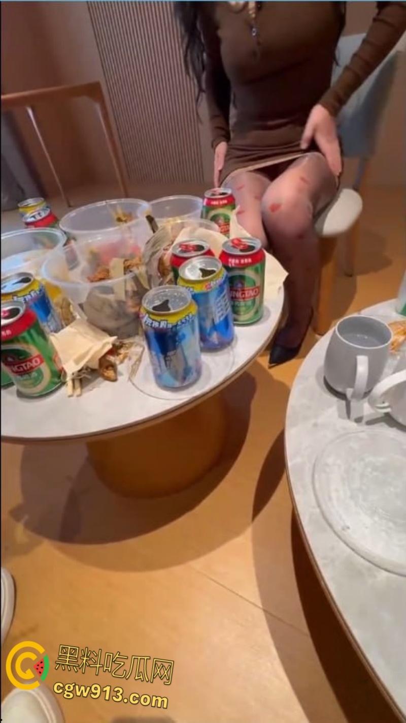 绿帽男灌醉老婆，包臀无内露出勾引好兄弟，3P轮操肉淫妻，调教成淫荡的玩物，对话全过程撸管佳作 ！  第1张