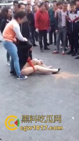 原配当街手撕小三，当众人围观当场脱下其红色小内裤，在场围观的男性纷纷的从各角度转到正面，为其看清楚真容！  第1张