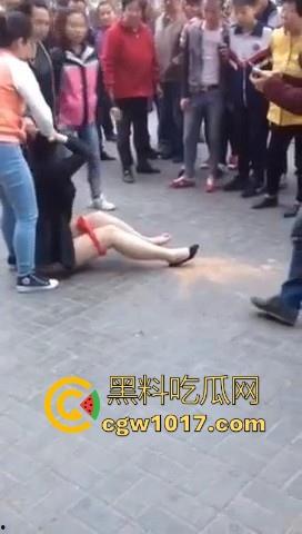 原配当街手撕小三，当众人围观当场脱下其红色小内裤，在场围观的男性纷纷的从各角度转到正面，为其看清楚真容！  第2张