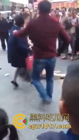 原配当街手撕小三，当众人围观当场脱下其红色小内裤，在场围观的男性纷纷的从各角度转到正面，为其看清楚真容！  第3张