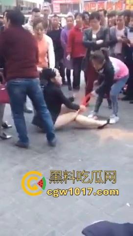 原配当街手撕小三，当众人围观当场脱下其红色小内裤，在场围观的男性纷纷的从各角度转到正面，为其看清楚真容！  第4张