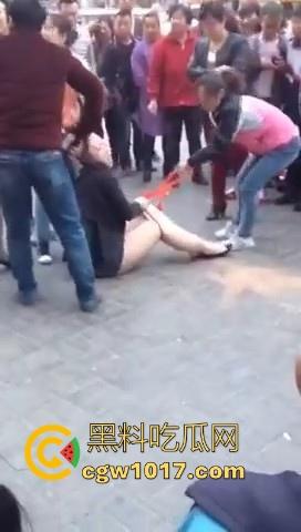 原配当街手撕小三，当众人围观当场脱下其红色小内裤，在场围观的男性纷纷的从各角度转到正面，为其看清楚真容！  第5张