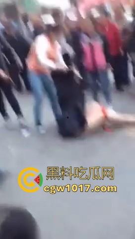 原配当街手撕小三，当众人围观当场脱下其红色小内裤，在场围观的男性纷纷的从各角度转到正面，为其看清楚真容！  第6张