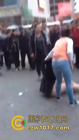 原配当街手撕小三，当众人围观当场脱下其红色小内裤，在场围观的男性纷纷的从各角度转到正面，为其看清楚真容！  第8张