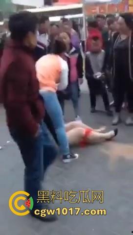 原配当街手撕小三，当众人围观当场脱下其红色小内裤，在场围观的男性纷纷的从各角度转到正面，为其看清楚真容！  第9张
