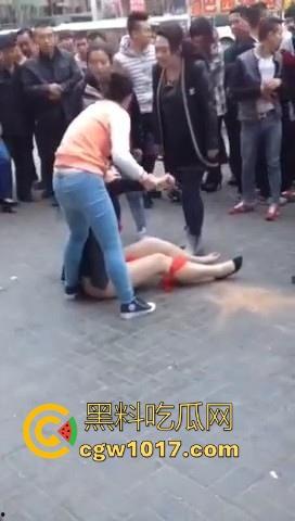 原配当街手撕小三，当众人围观当场脱下其红色小内裤，在场围观的男性纷纷的从各角度转到正面，为其看清楚真容！  第10张