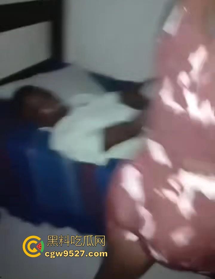 黑人妹子捉奸现场！手持大皮鞭猛抽奸夫淫妇，奸夫赶紧起床求饶，小三趁乱逃出！  第2张