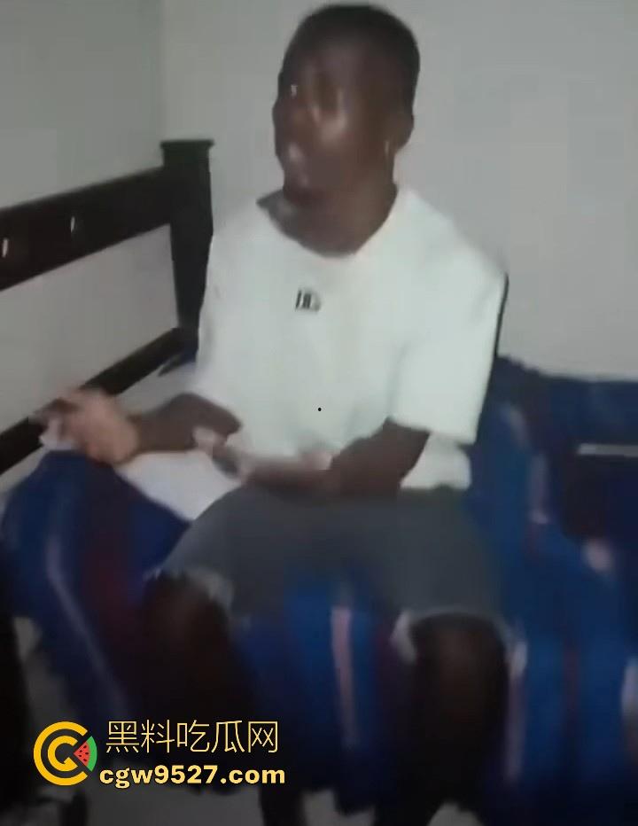 黑人妹子捉奸现场！手持大皮鞭猛抽奸夫淫妇，奸夫赶紧起床求饶，小三趁乱逃出！  第6张