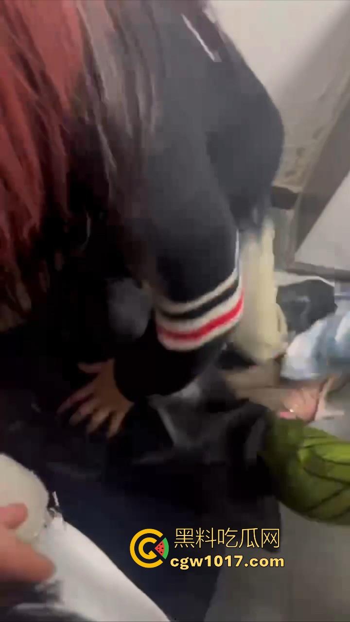 精神小妹上门寻仇！围殴白衣巨乳少女，在床上围殴到地下，花褪精神小妹战斗力真猛，一点也不输男的！  第6张