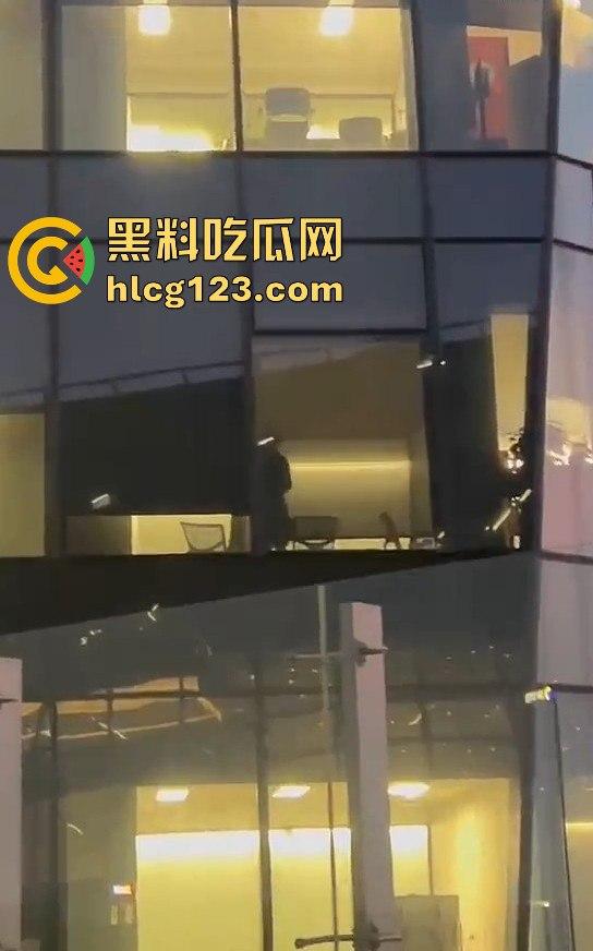 腾讯大厦38楼会议室变炮房！加班加到直接开干，楼下吃瓜群众围观全程！  第9张