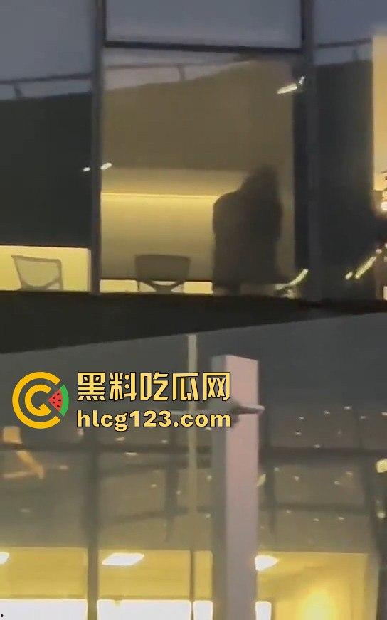 腾讯大厦38楼会议室变炮房！加班加到直接开干，楼下吃瓜群众围观全程！  第10张