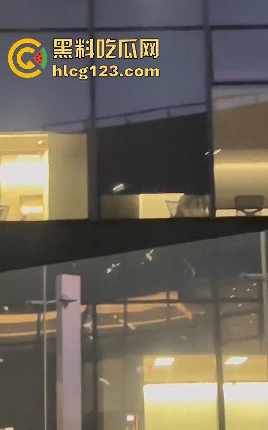 腾讯大厦38楼会议室变炮房！加班加到直接开干，楼下吃瓜群众围观全程！  第15张