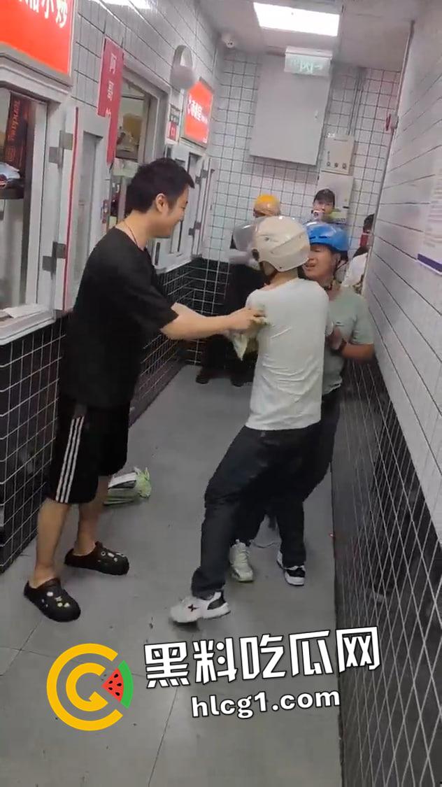 三年挣百万的外卖小哥又挨打了！餐厅取餐被同行围攻  被炒起来的小丑人人喊打 第2张