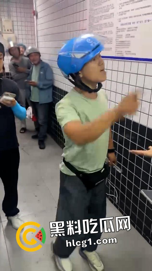 三年挣百万的外卖小哥又挨打了！餐厅取餐被同行围攻  被炒起来的小丑人人喊打 第3张