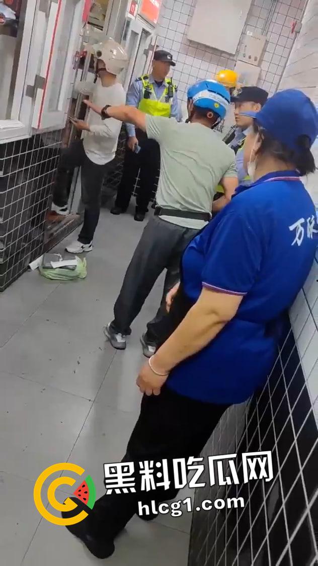 三年挣百万的外卖小哥又挨打了！餐厅取餐被同行围攻  被炒起来的小丑人人喊打 第4张