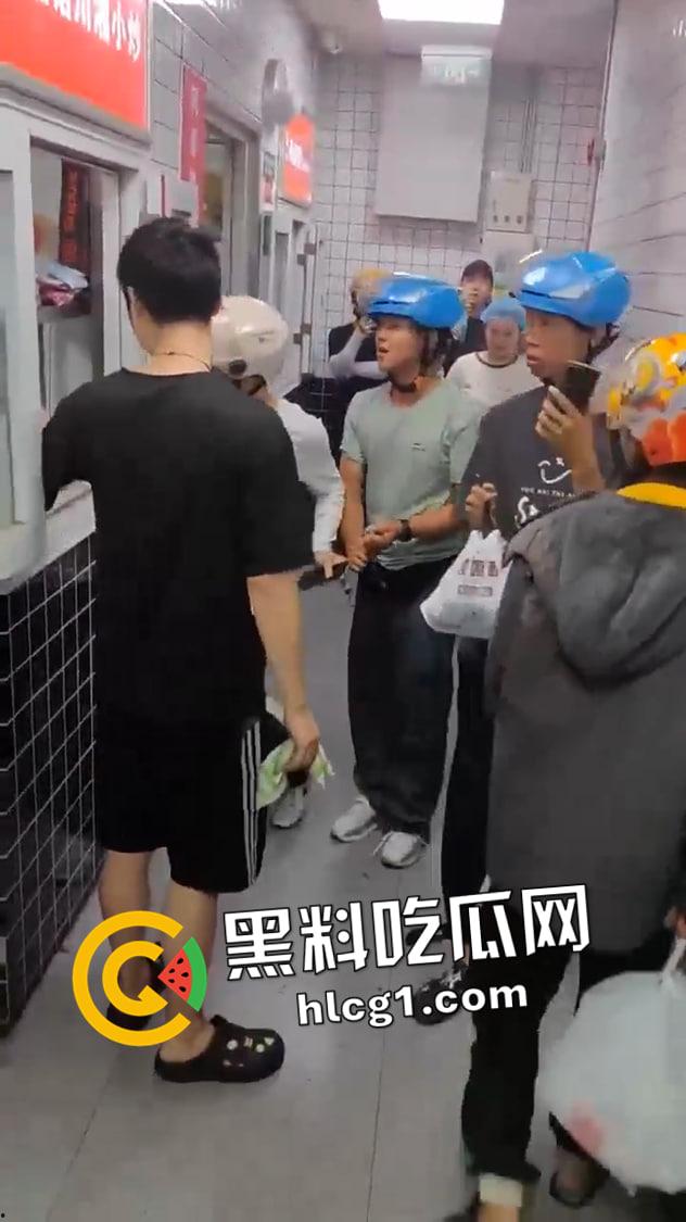三年挣百万的外卖小哥又挨打了！餐厅取餐被同行围攻  被炒起来的小丑人人喊打 第5张