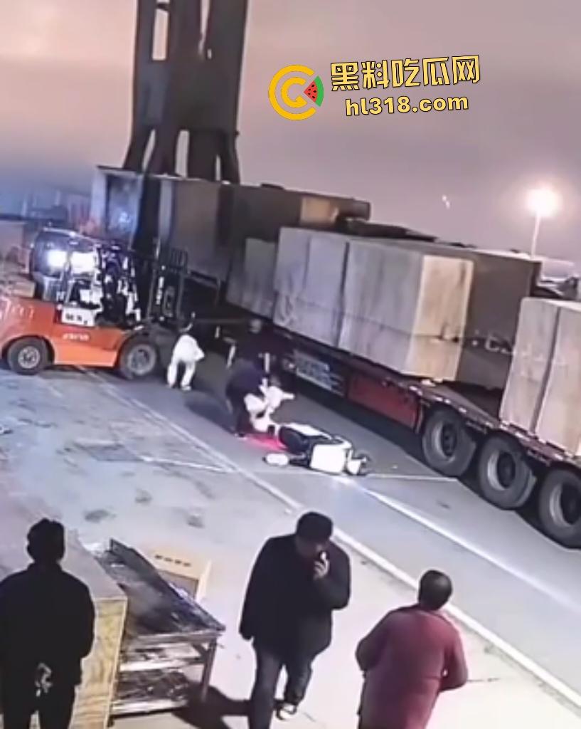 厂内精神小伙耍帅飙电动车遭叉车爆头,撞飞断颈抽搐,几秒后又来第二人紧跟送命! 第2张 厂内精神小伙耍帅飙电动车遭叉车爆头,撞飞断颈抽搐,几秒后又来第二人紧跟送命! 第2张